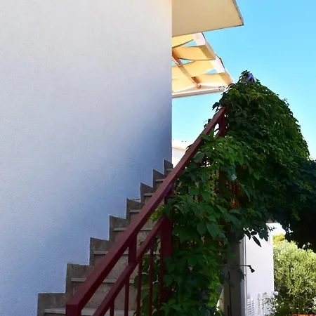 Vujica, Okrug Gornji